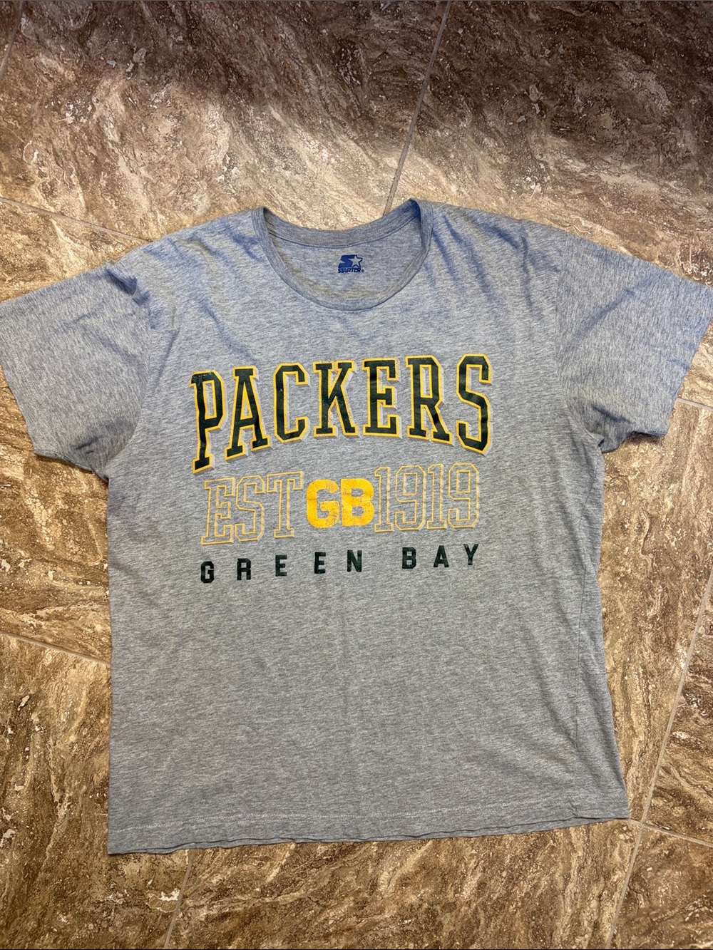 STARTER Gray Packers Graphic Tee with Yellow and Dark Green Accents